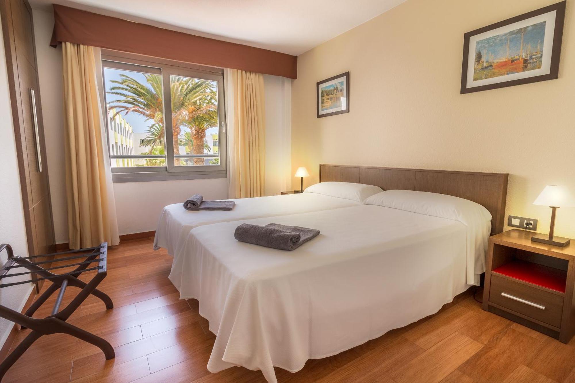 Habitación Doble Premium con vistas a la piscina (1 adulto + 1 niño) - 2 camas